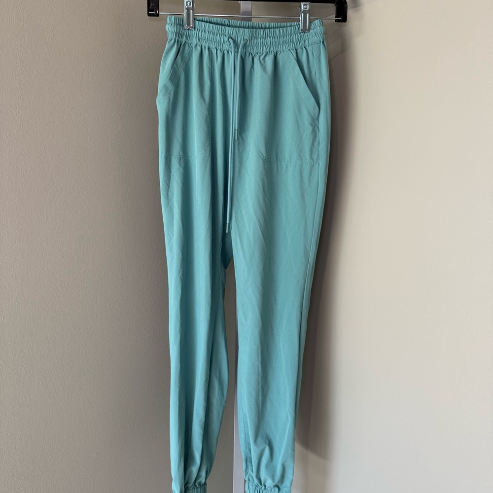 Women’s Aritzia TNA‎ joggers light green size XXS
